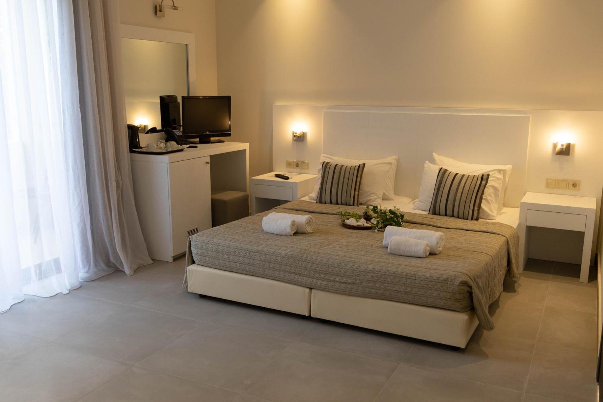 Eva Mare Hotel & Suites - Adults Only 阿齐亚·佩拉加 外观 照片